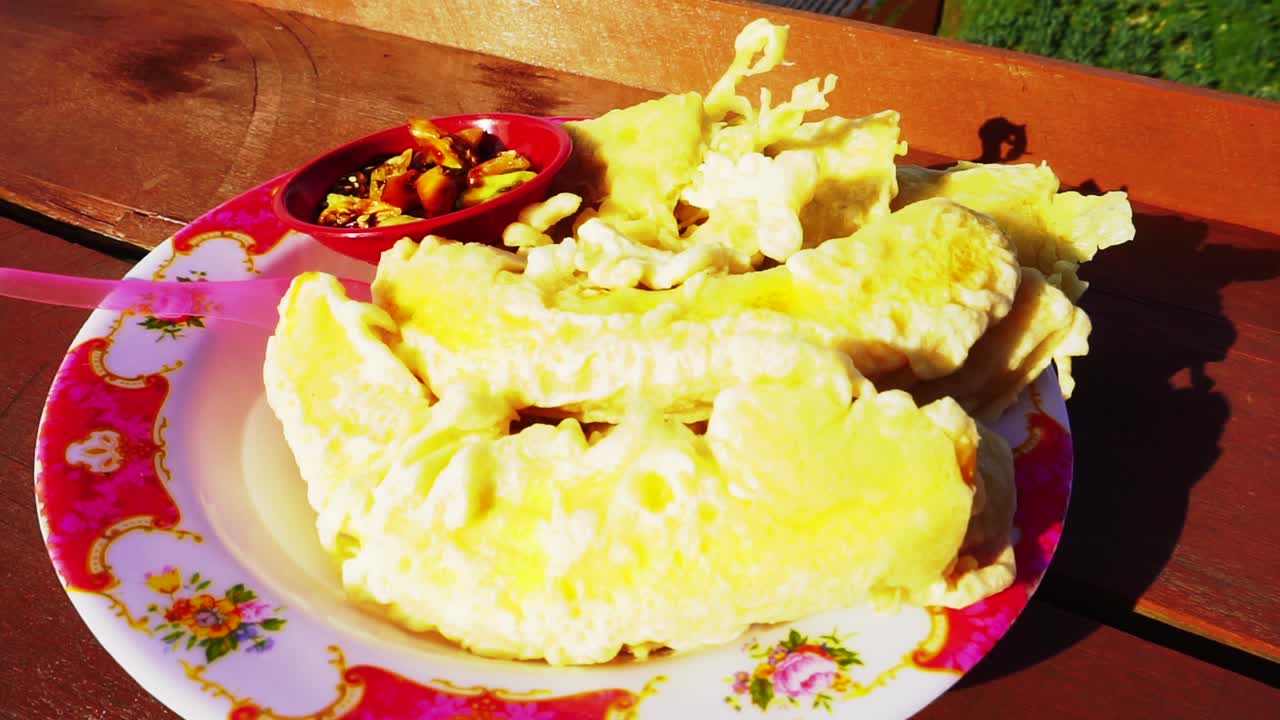 bocadillo tradicional indonesio llamado pisang goreng y tempe goreng en un plato con salsa picante