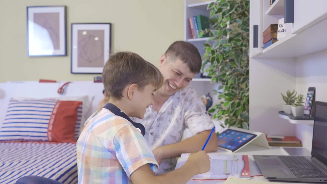 un maestro enseñando a su alumno en casa.