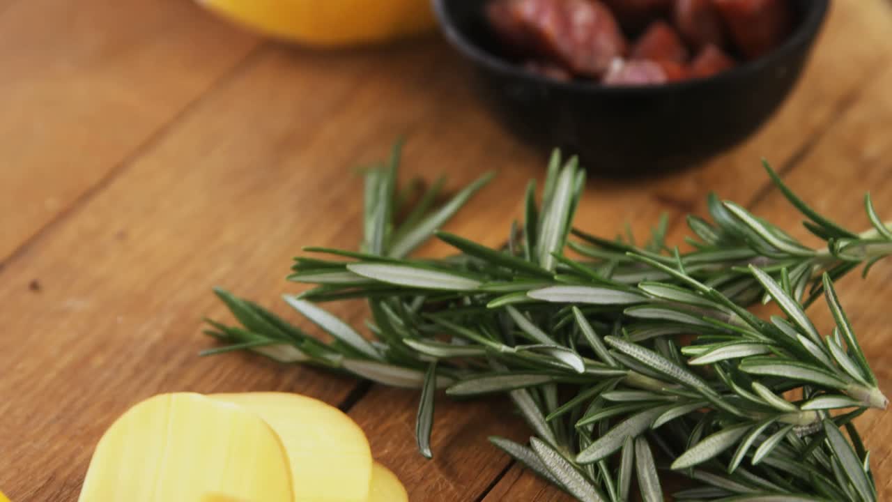 rebanadas de lima, queso y hierbas