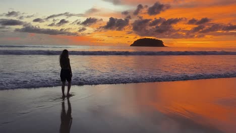 la aventura de la playa al atardecer