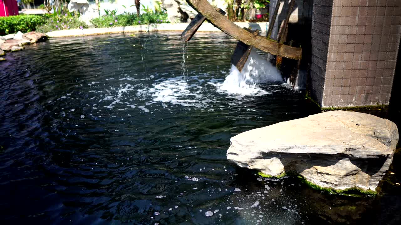 오래된 나무에서 폐수 처리에 대한 물 터빈