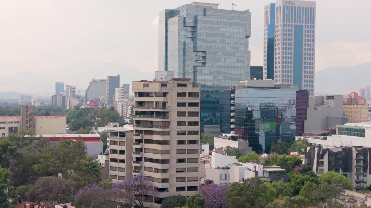 Captura aérea de edifícios da Cidade do México a partir de uma perspectiva de drone