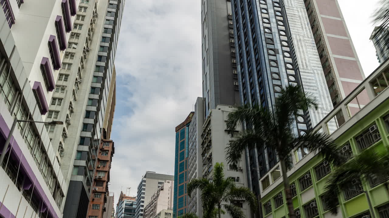 Vista Ascendente de Edifícios Urbanos Densos e Arquitetura Moderna