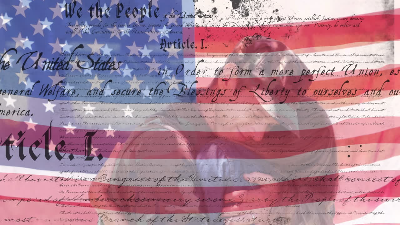 디지털 비디오는 민주주의를 상징하는 미국 헌법, 발, 그리고 군인의 재결합을 통합합니다.
