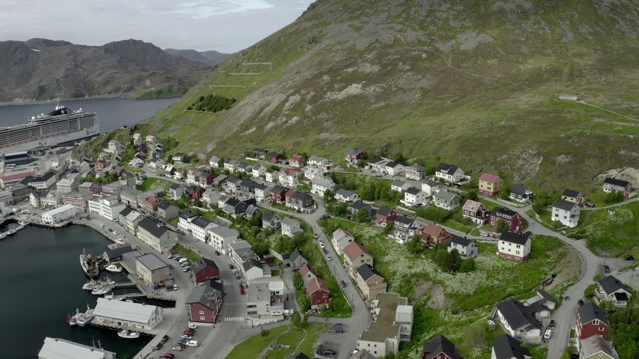 유럽 최북단 도시 상공에서 역방향 반궤도 촬영 - honningsvåg - 노르웨이