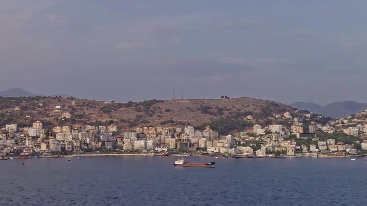 Gün batımında Arnavutluk'taki sahil kasabası Saranda'nın gökyüzünden görünüşleri.