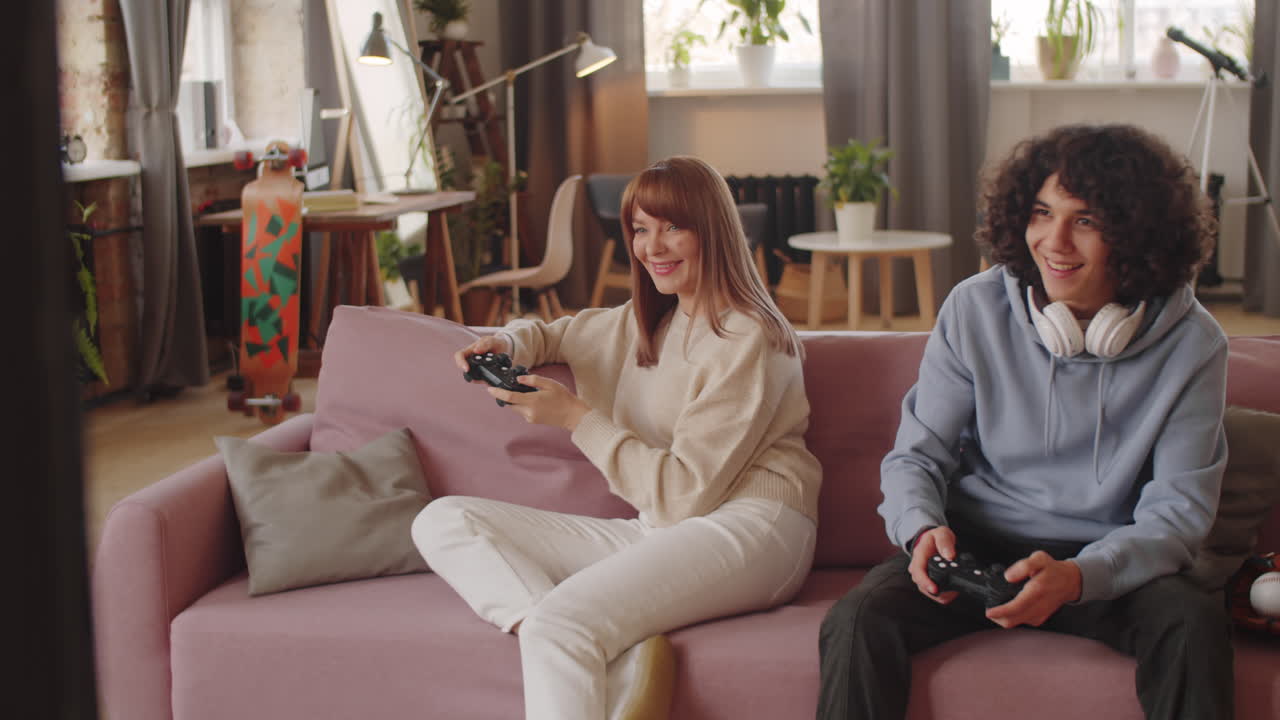 ragazzo adolescente e madre che giocano a videogiochi sulla console