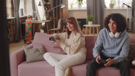 un niño adolescente y su madre jugando a un videojuego en la consola