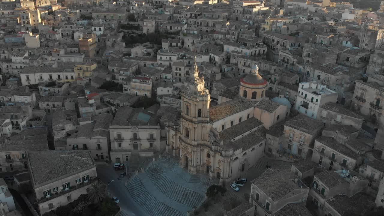 Ripresa in orbita del Duomo di San Giorgio nella città storica di Modica in Sicilia, aerea.
