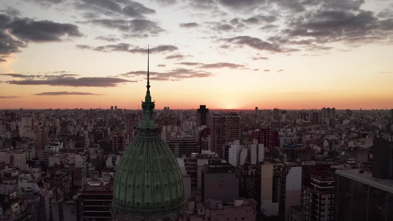 antena sobre las calles y edificios del centro de buenos aires, argentina