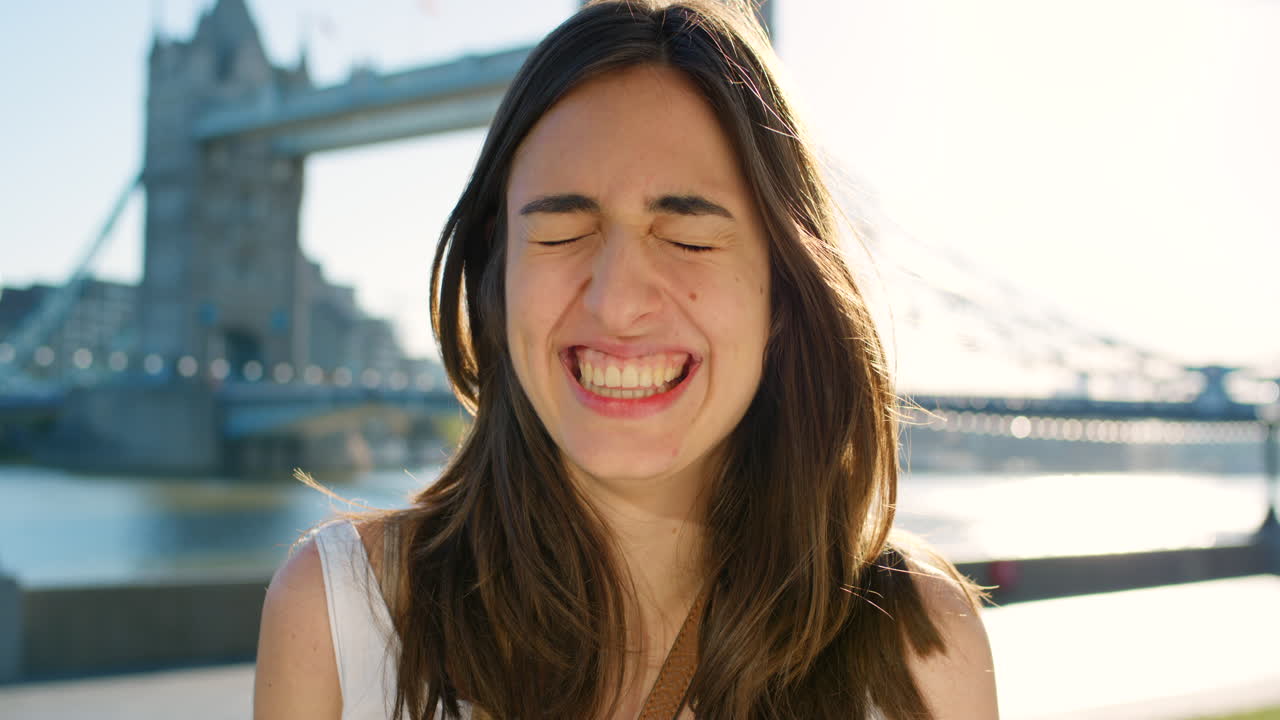 retrato, viajar y reír con una mujer turista