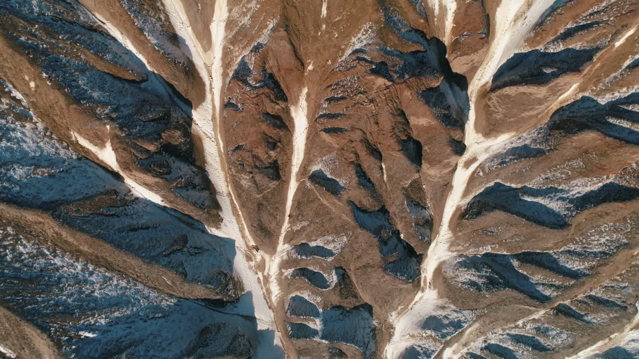 vista aérea de un valle de montaña de invierno