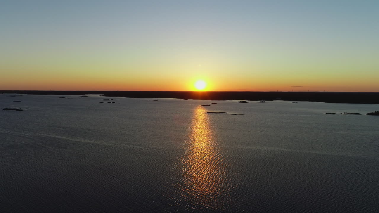Smukke droneoptagelser af solnedgang over havet.