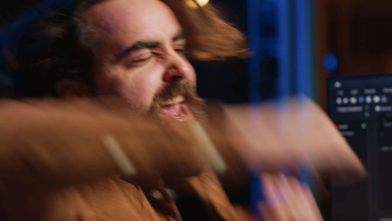 programador de software encantado teniendo un estallido de emoción después de eliminar errores de código