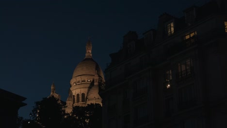 Toma-Nocturna-De-La-Basílica-Del-Sagrado-Corazón-De-París.