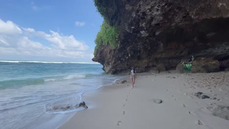 Junges-Mädchen-Im-Bikini-Schlendert-Durch-Die-Abgelegene-Strandhöhle-Green-Bowl