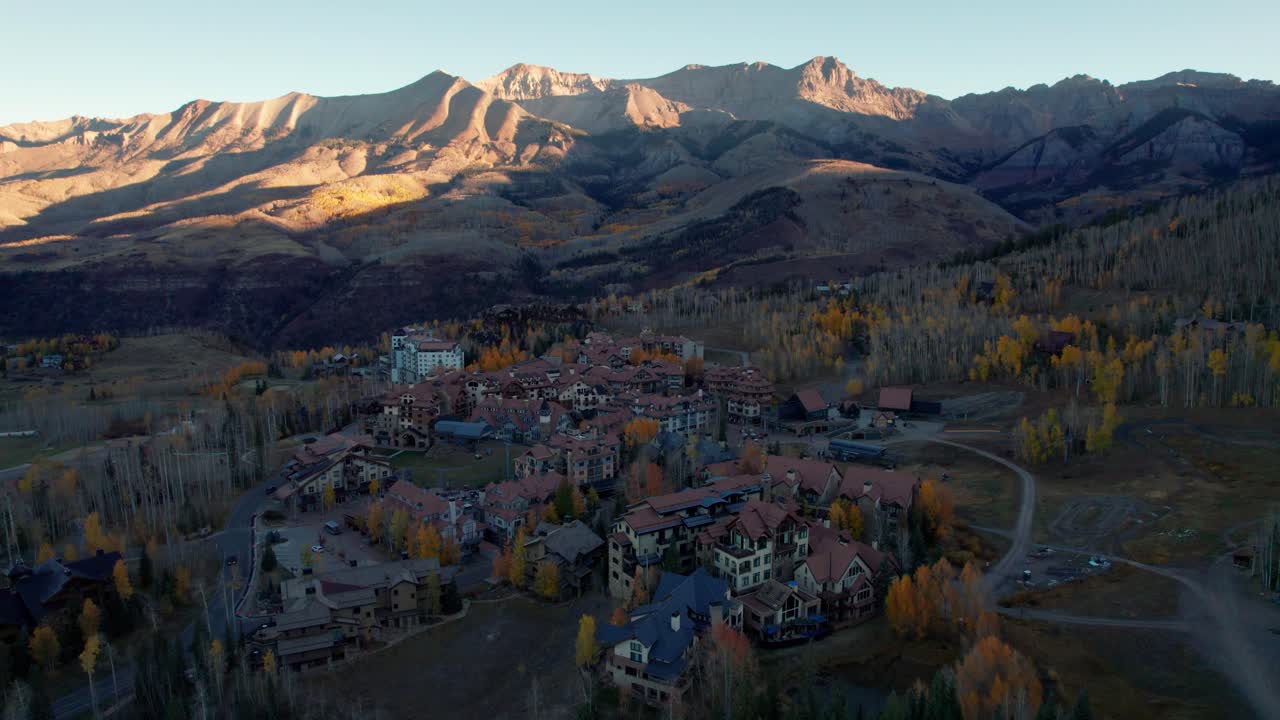 콜로라도 주 텔루라이드의 산악 마을에서 따뜻한 해가 뜨는 모습을 드론으로 찍은 사진