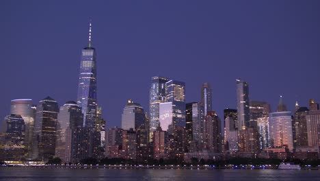 Plano-General-Del-Horizonte-De-Nueva-York-Al-Atardecer-Desde-Un-Barco-En-El-Río-Hudson