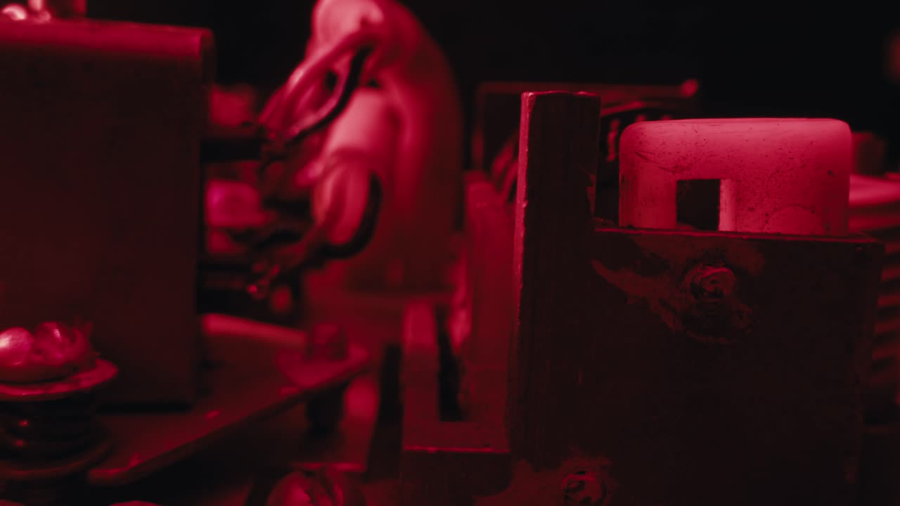 vista de cerca de los componentes eléctricos iluminados en rojo