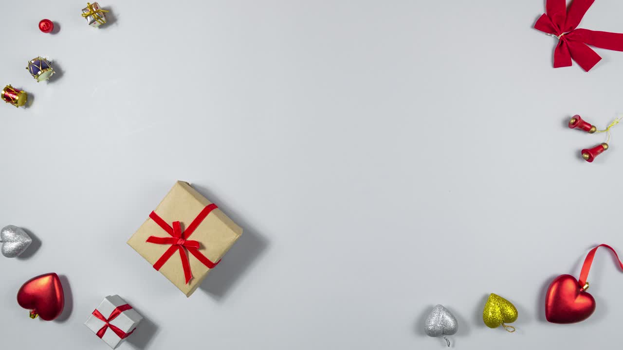 caja de regalos marrón atada con cinta roja aparece en el marco, hace un círculo y cae. concepto de vacaciones y preparación de regalos.
