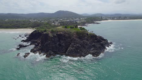 Foamy-Waves-Crashing-On-Norries-Headland-In-NSW,-Australia---aerial-pullback