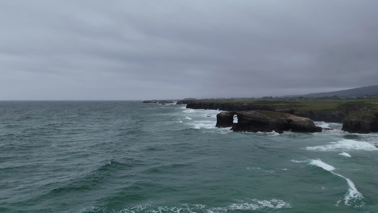 바다의 절벽을 따라 날아다니는 조류 드론으로 카테드라이스, 대성당 해변 북부 스페인