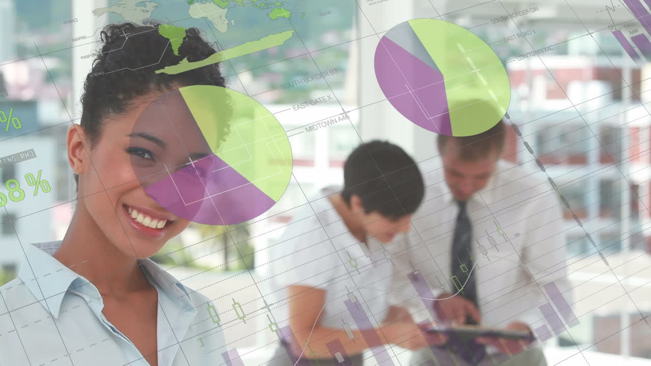 animación de estadísticas y procesamiento de datos financieros sobre una mujer de negocios con una sonrisa biracial