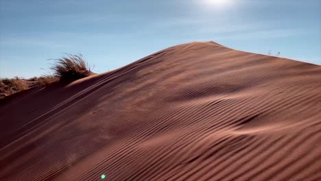 paisaje encantador mientras el viento barre las dunas de arena roja del desierto de namib en namibia