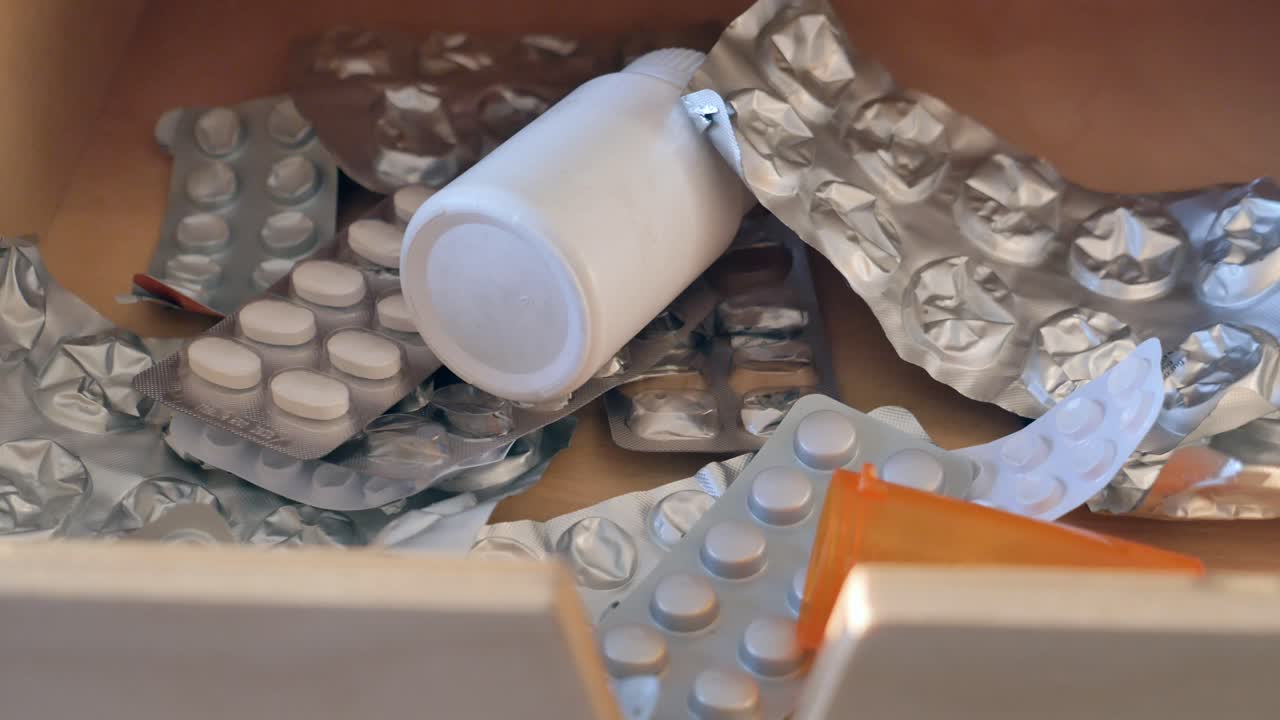 상자에 무질서한 의약품