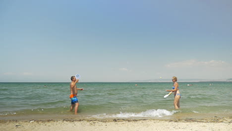 Paar-Spielt-Tischtennis-Am-Strand