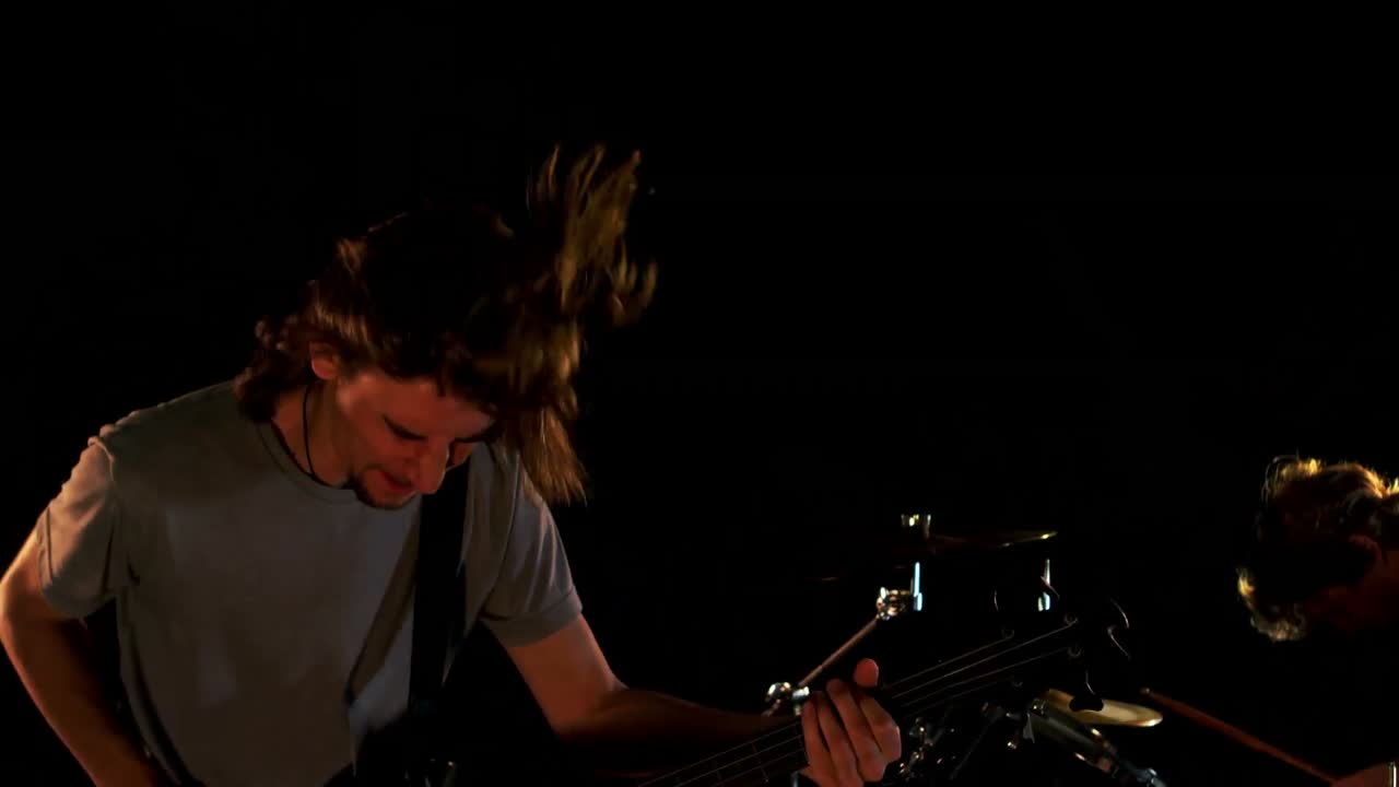 el bajista y el baterista actuando juntos.