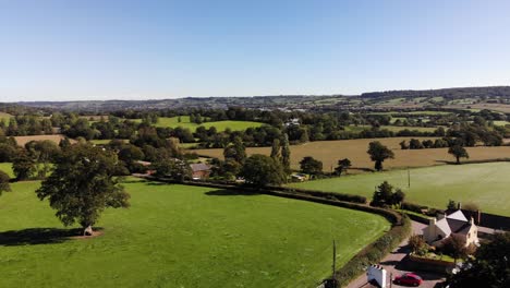 antena sobre buckerell village que muestra la idílica campiña de east devon