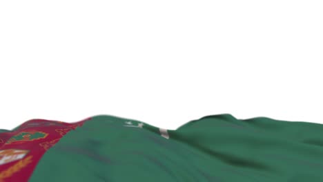 bandera de la tela de turkmenistán ondeando en el bucle del viento. bordado turcomano costurado estandarte de tela balanceándose en la brisa. fondo blanco medio lleno. lugar para el texto. bucle de 20 segundos.