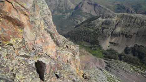 Punto-De-Vista-Del-Escalador-De-Las-Montañas-De-La-Aguja-Desde-El-Pico-Vestal,-Colorado,-Ee.uu.,-Vista-Del-Paisaje-Y-Del-Valle-En-El-Día-De-Verano