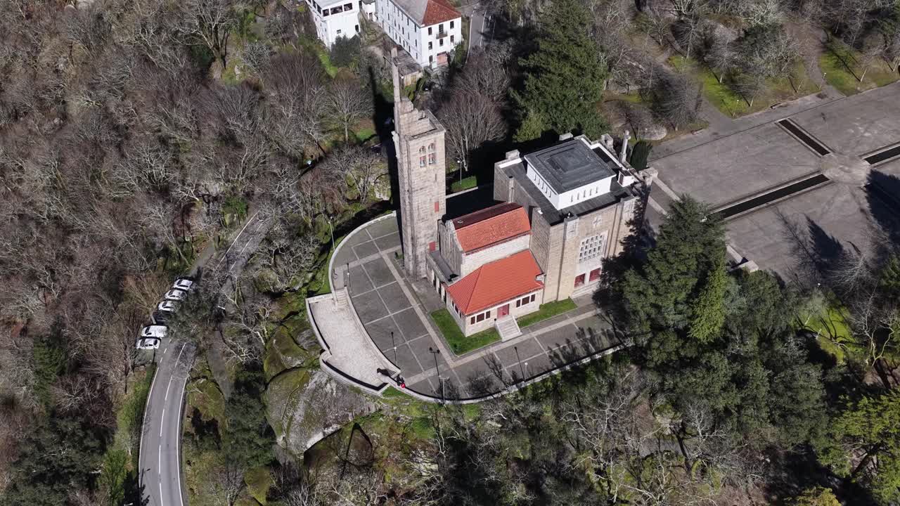Ripresa grandangolare con drone della chiesa santuario di Penha a Guimarães, la capitale europea verde.
