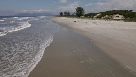 Olas-De-Playa-Desierta,-Ilha-Longa,-São-Paulo,-Brasil,-Empuje-Aéreo-De-Drones-En-Paralelo