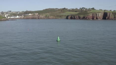 Grüne-Navigationsboje-Markiert-Den-Eingang-Zum-Fischereihafen-In-Irland