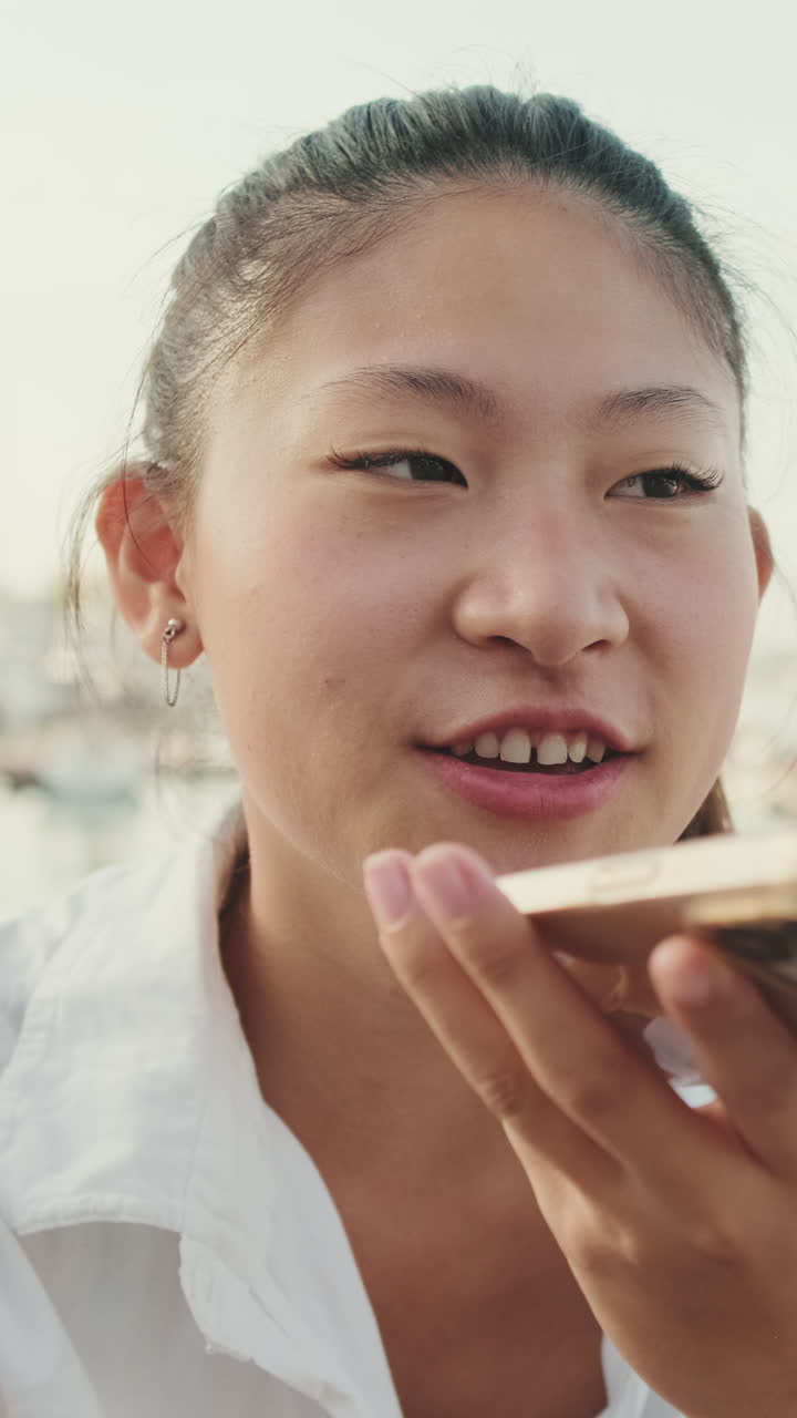 スマートフォンを使用する女性