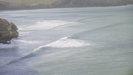 Surfer-Reitet-Große-Welle-In-Australien