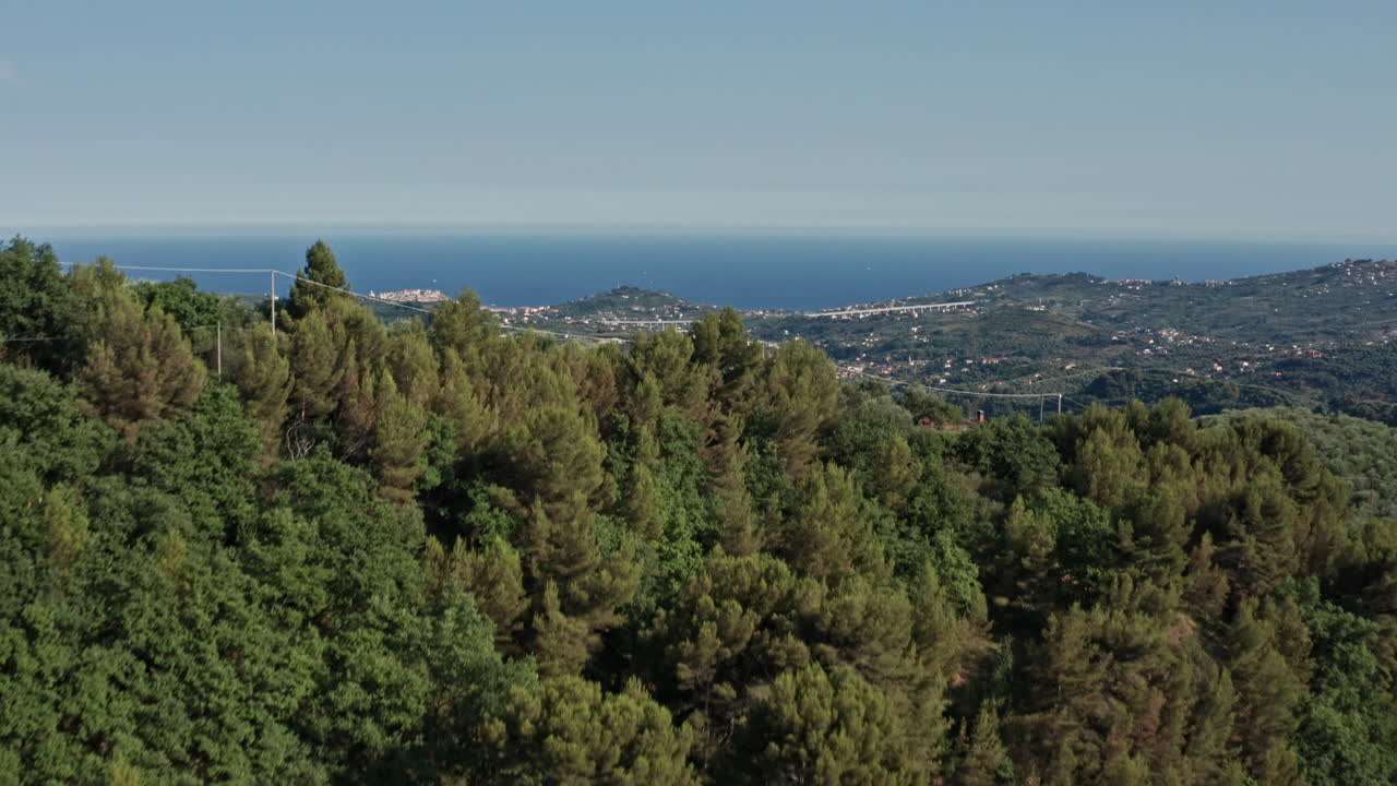 Sorvolo di una montagna ligure in Italia