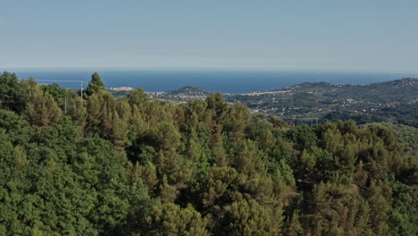 volando sobre la montaña de liguria en italia
