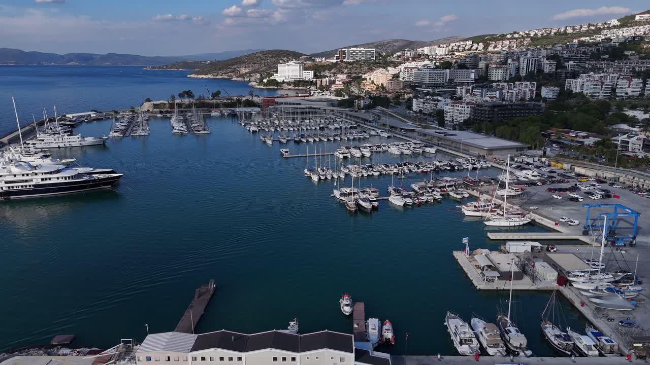 Immagine aerea che si dirige verso il lussuoso yacht club portuale di Kasadusi, Turchia