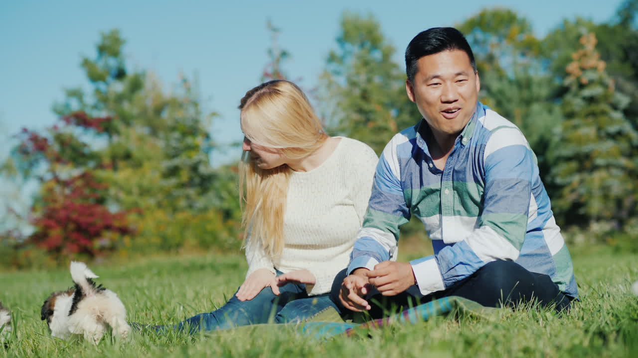 남자와 여자는 강아지와 놀아요