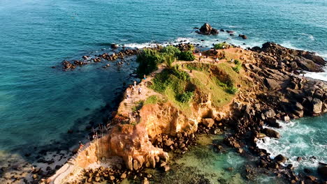 Drone-Aéreo-De-La-Playa-De-Mirissa-En-La-Hora-Dorada-Del-Atardecer