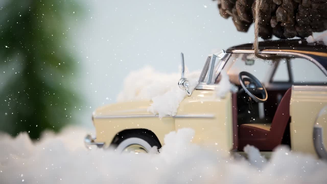Modellauto mit einem Tannenzapfen auf dem Dach, kombiniert mit fallendem Schnee.