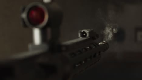 rifle ar-15 disparando múltiples tiros hacia abajo en cámara lenta