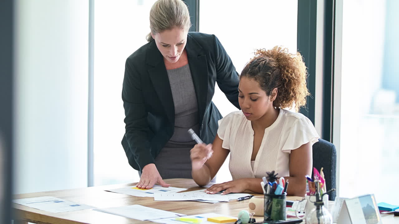 repasando los detalles del contrato