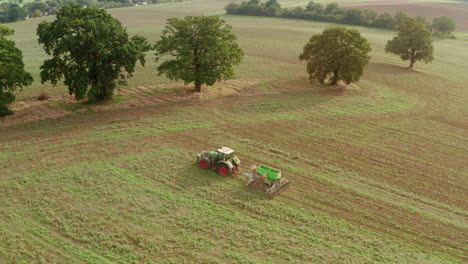 Toma-Aérea-De-Cerca-De-Un-Tractor-Arando-Un-Campo-Y-Girando