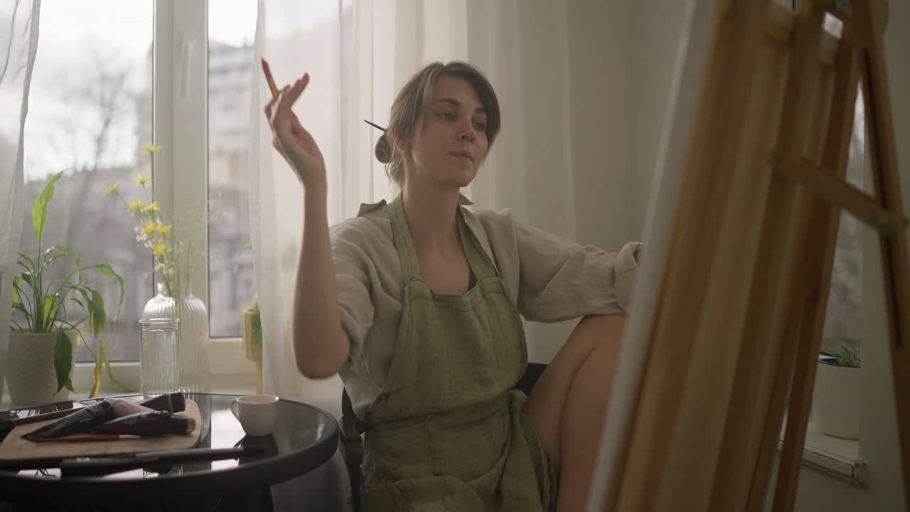 mujer artista en su espacio creativo