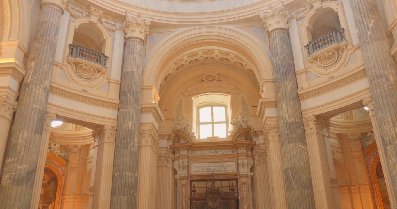 Detalhe interior da Basílica de Superga em Turim, Piemonte, Itália, mostrando elementos arquitetônicos ornamentados, características decorativas e design de igreja histórico